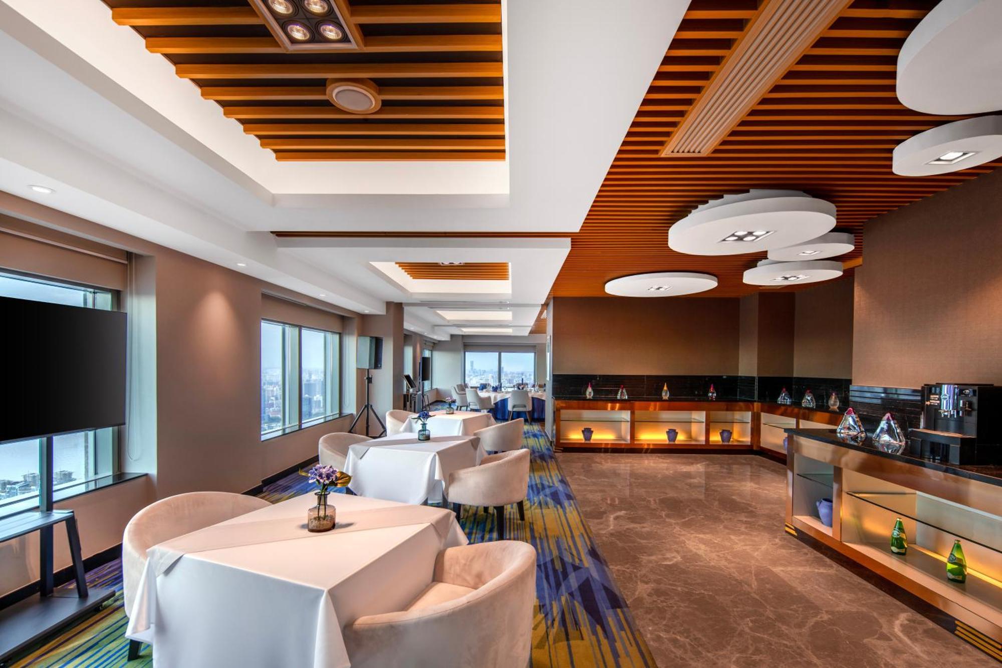 Novotel Atlantis Shanghai - Price And Value Breakfast In The Clouds With River View In The Revolving Restaurant &24H Free Self-Laundry Hotel