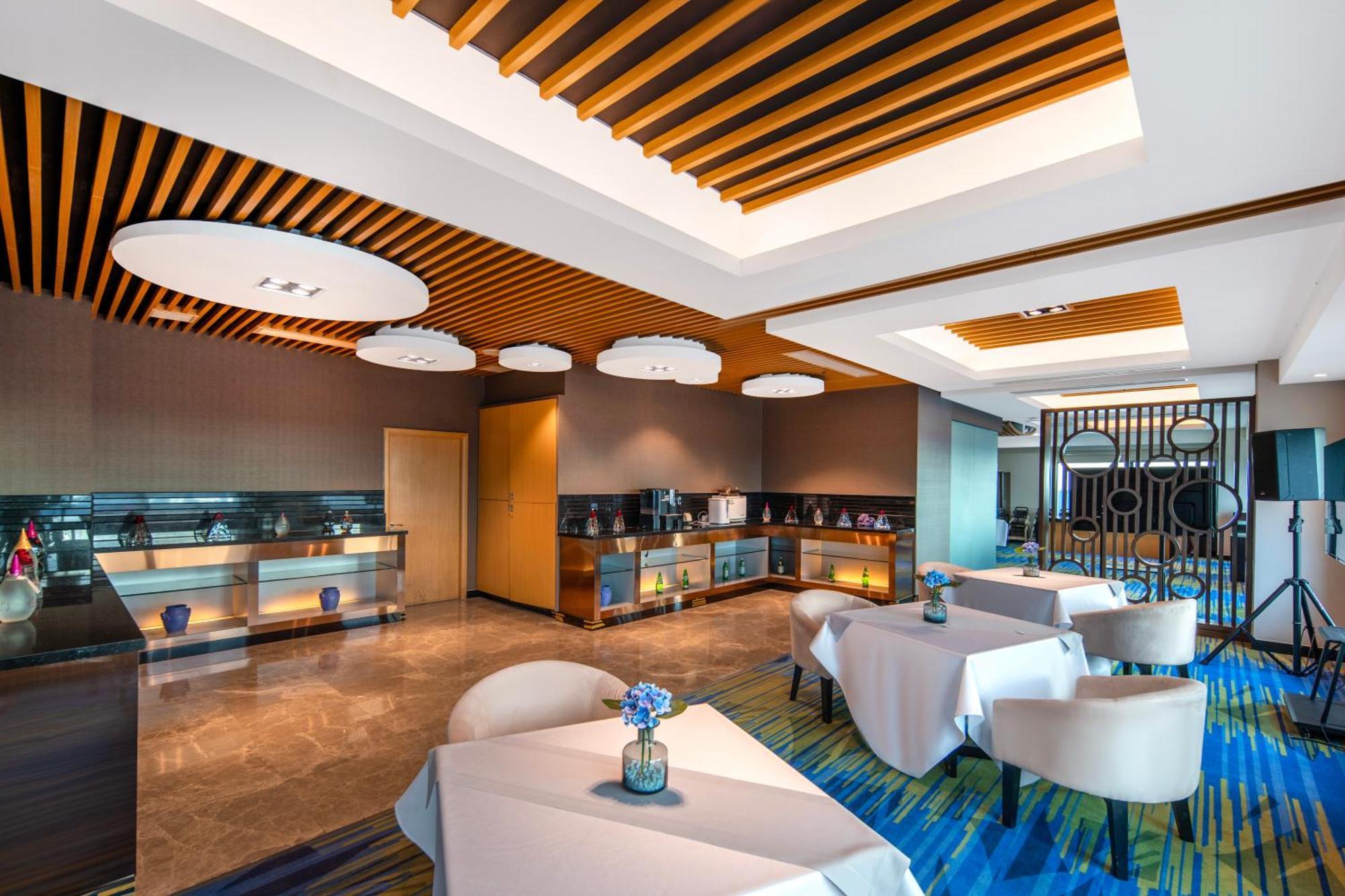 Hotel Novotel Atlantis Shanghai - Price And Value Breakfast In The Clouds With River View In The Revolving Restaurant &24H Free Self-Laundry 4*