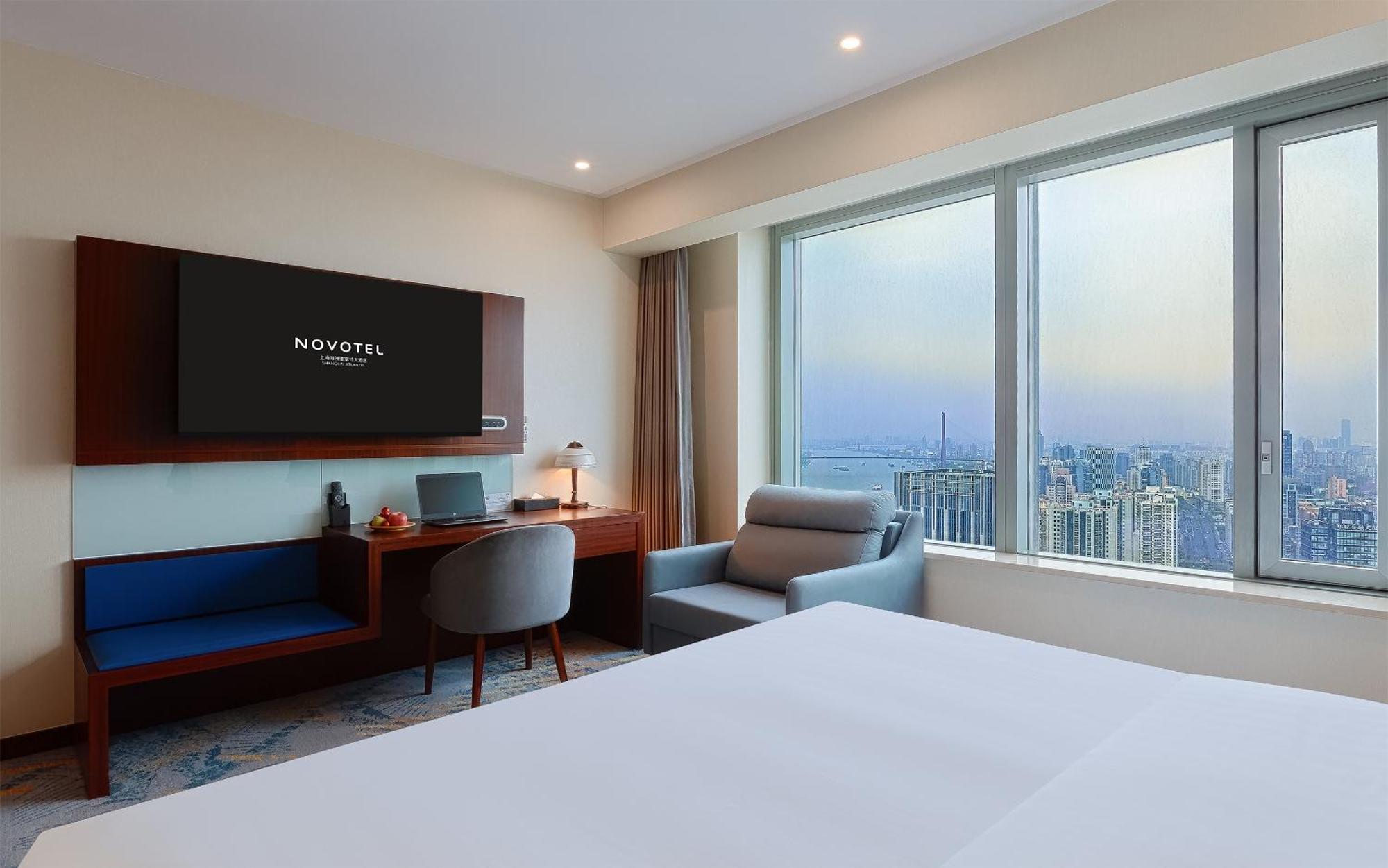 Novotel Atlantis Shanghai - Price And Value Breakfast In The Clouds With River View In The Revolving Restaurant &24H Free Self-Laundry Hotel 4*