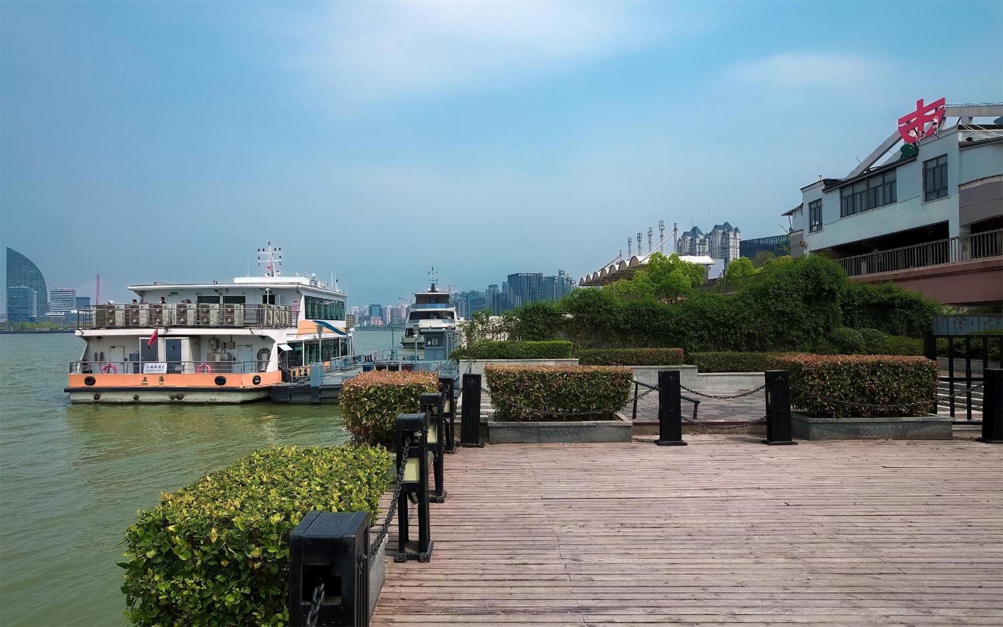 Novotel Atlantis Shanghai - Price And Value Breakfast In The Clouds With River View In The Revolving Restaurant &24H Free Self-Laundry 4* Shanghai