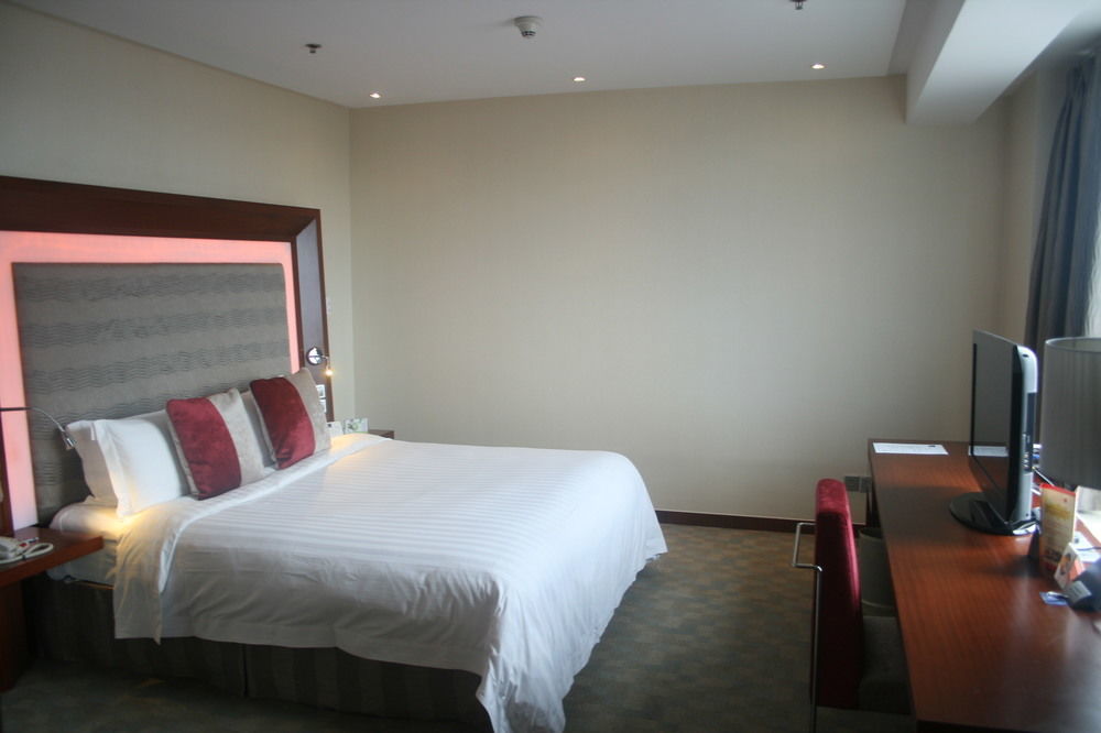 Novotel Atlantis Shanghai - Price And Value Breakfast In The Clouds With River View In The Revolving Restaurant &24H Free Self-Laundry Hotel Shanghai