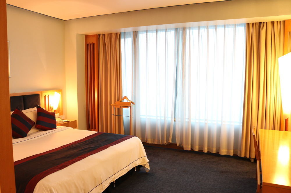 Novotel Atlantis Shanghai - Price And Value Breakfast In The Clouds With River View In The Revolving Restaurant &24H Free Self-Laundry Hotel